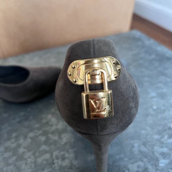 Authentic Louis Vuitton Grey Suede Oh Really pumps with gold lock size 38.5 - Picture 2 of 4
